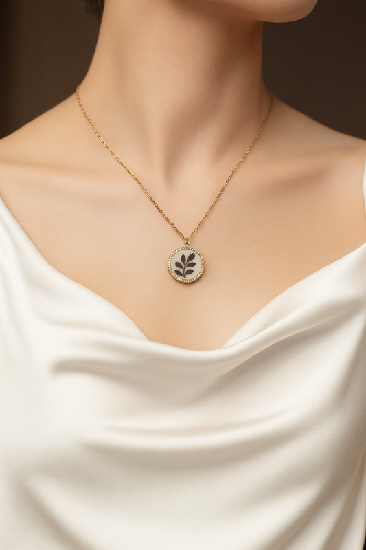 Elegant Leaf Circle Pendant Necklace