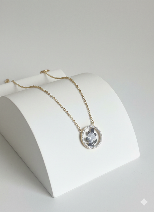 Elegant Leaf Circle Pendant Necklace