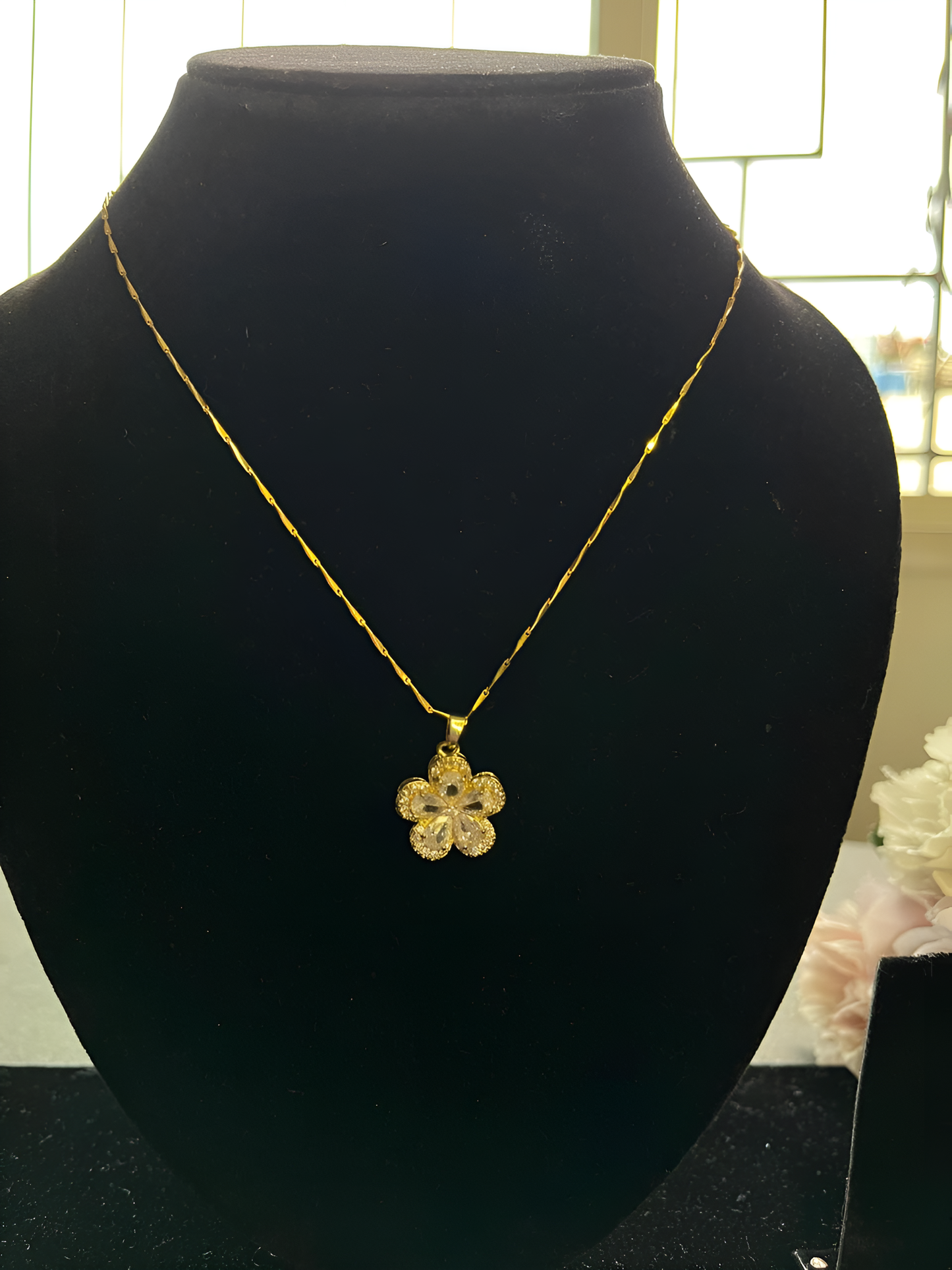 Anti tarnish Cubic Zircon Five Petal Flower Stone Necklace with Trendy Chain