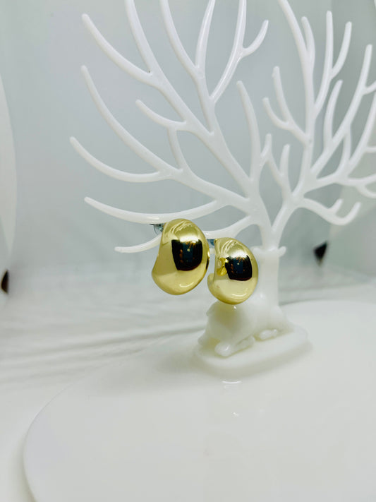 Hallow out tear drop stud